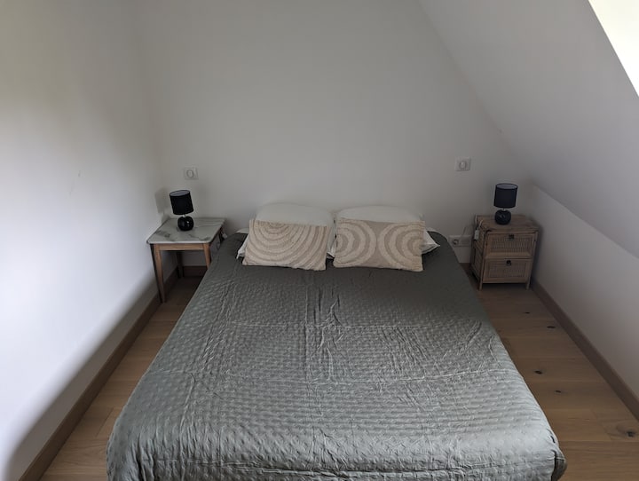 חדר שינה למעלה עם 140 מיטות, שידות ליד המיטה, מנורה ליד המיטה, חלון, תריסים, שידת אחסון.
