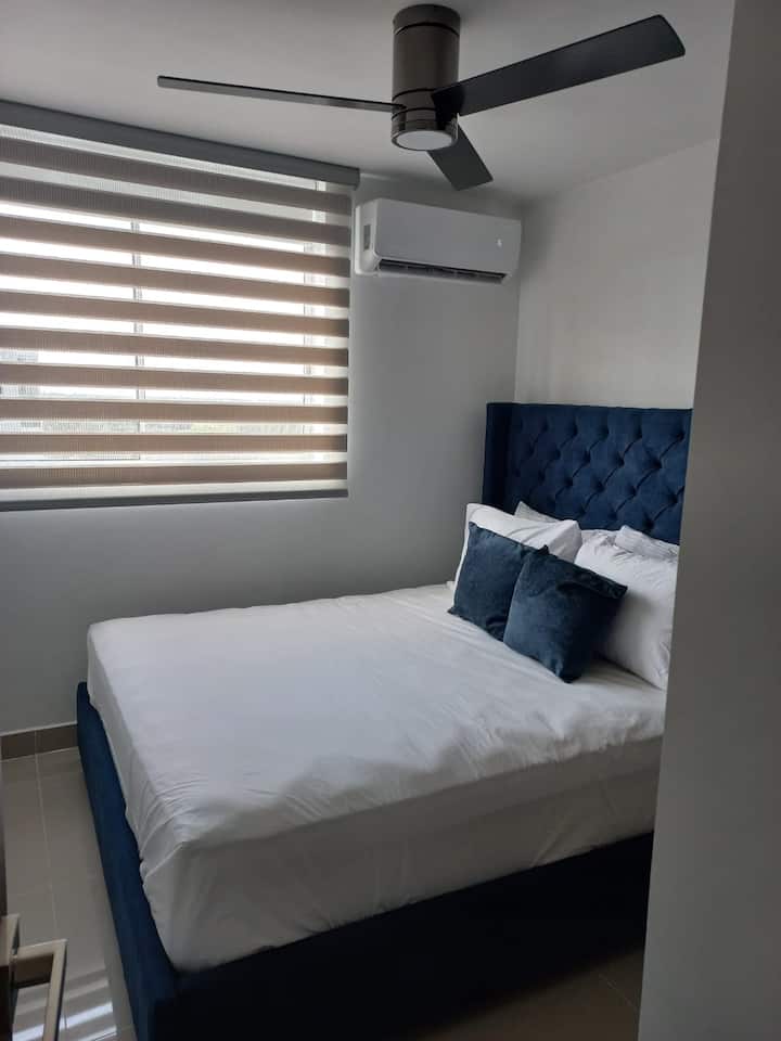 Двойно легло, вентилатор на тавана, климатик, допълнителни възглавници и затъмнение, за да си починете добре по време на престоя си.