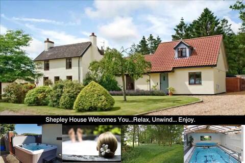 5/6 bed with woodland, pool,hot tub & open fire