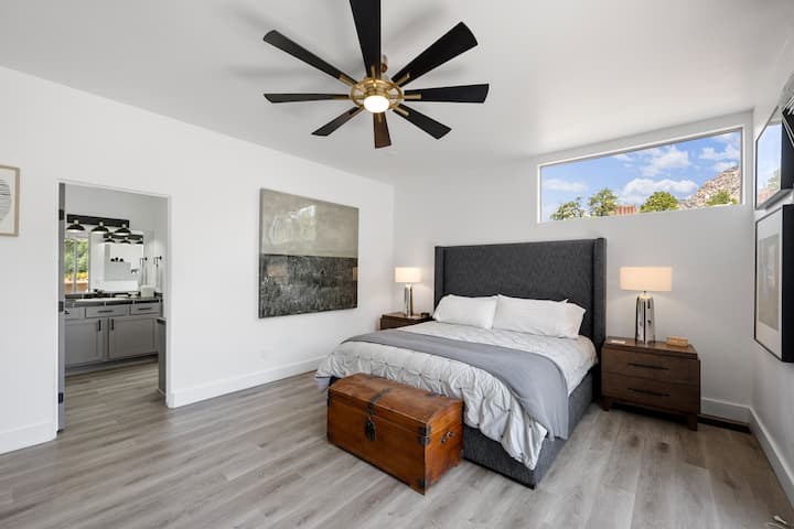 Master bedroom W/ King bed