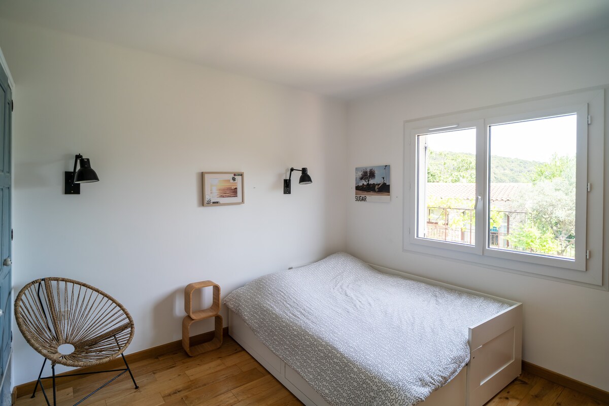 ห้องนอน 4 พร้อมเตียงควีนไซส์