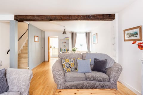 Top performing Airbnb: 3 Bed Family cottage close to beach, Sea View. in Lyme Regis