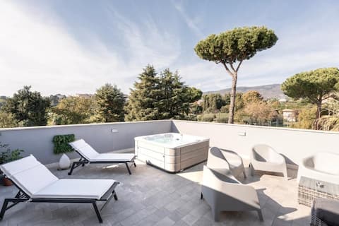 Penthouse + Jacuzzi (panoramic view) near Rome.