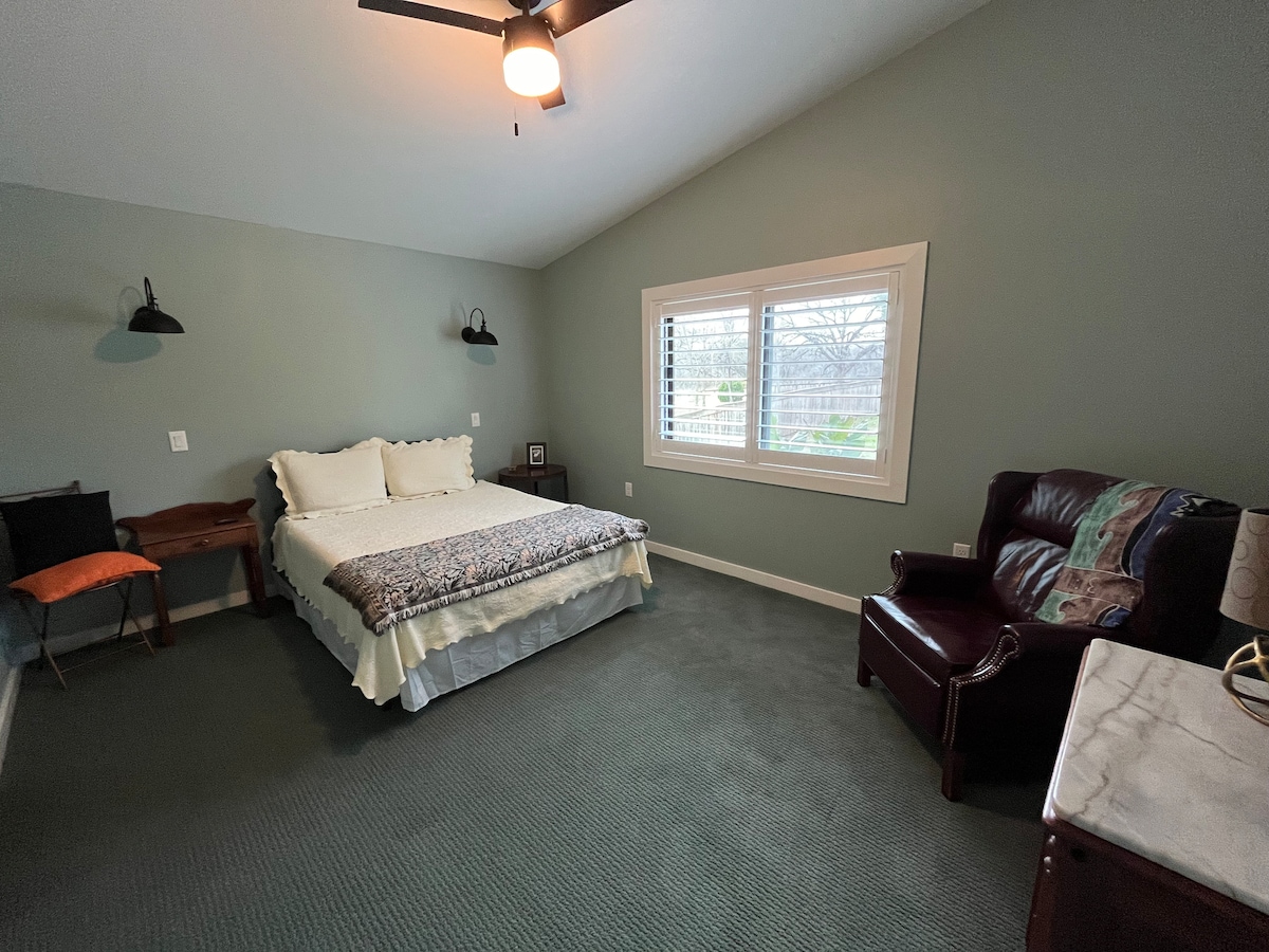 Chumba cha kulala cha kusini kinaangalia ua wa mbele na mlango wa kuingia nyumbani. Chumba hiki cha kulala kina bafu lake kamili. Utapenda Elm ya Marekani iliyokomaa na miti miwili ya mwaloni hai inayotoa kivuli kwa ajili ya nyumba