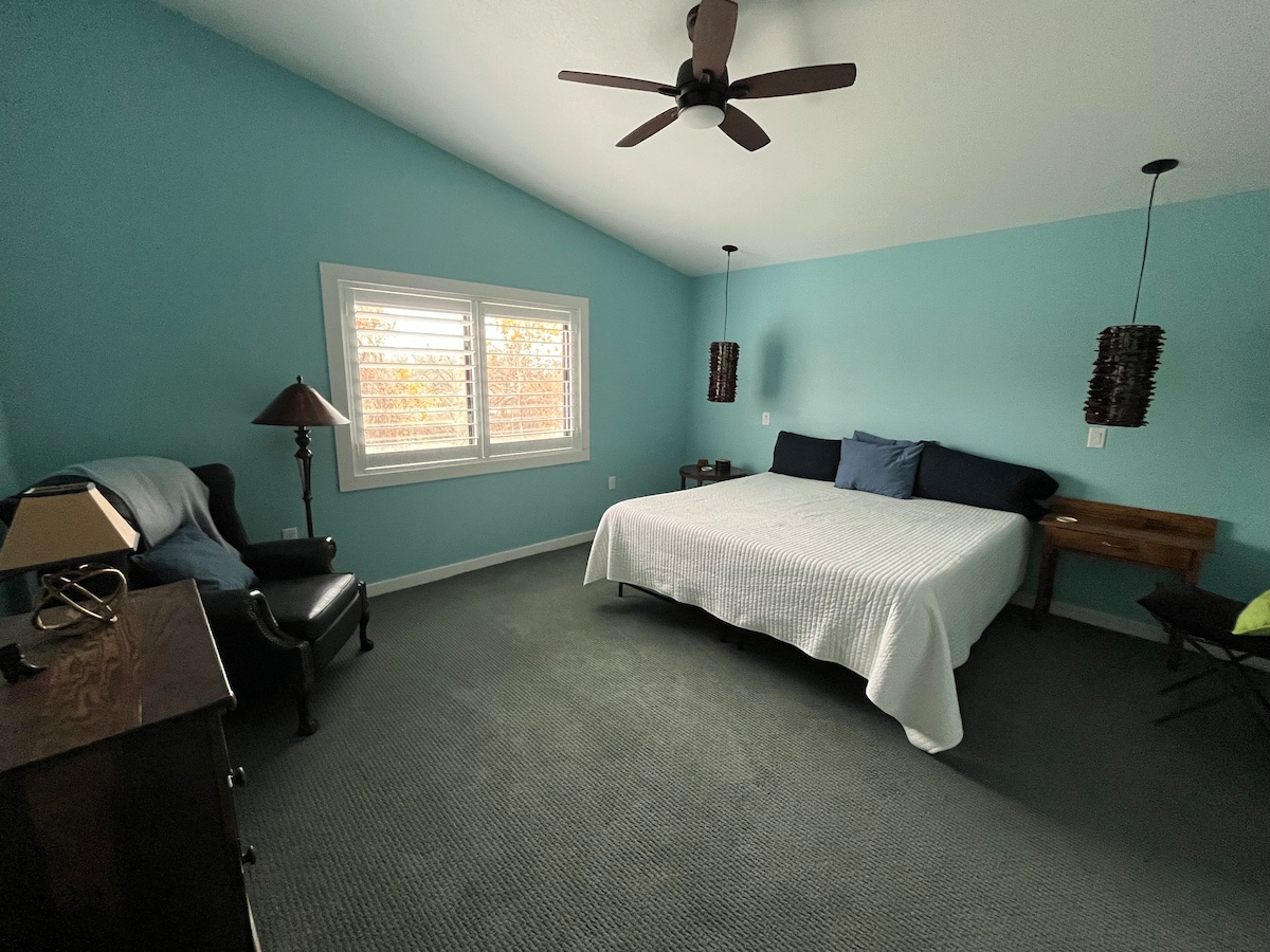 Pumzika, pumzika na uangalie mandhari ya Mto Guadalupe kila asubuhi. Chumba hiki cha kulala kina mwonekano wa ua mkubwa na mto mzuri na kina bafu kamili la kujitegemea. 