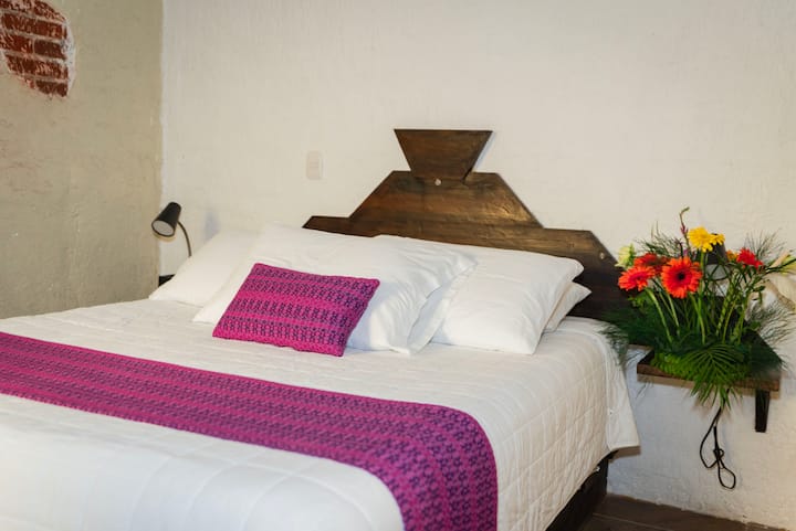 Kitanda kikubwa kwa mtu mmoja au wawili, kinachofaa kwa mapumziko mazuri ya usiku na faragha.