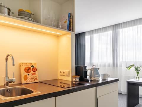 Top performing Airbnb: Numa | Large Studio w/Kitchenette near Olympiapark in Alt Moosach