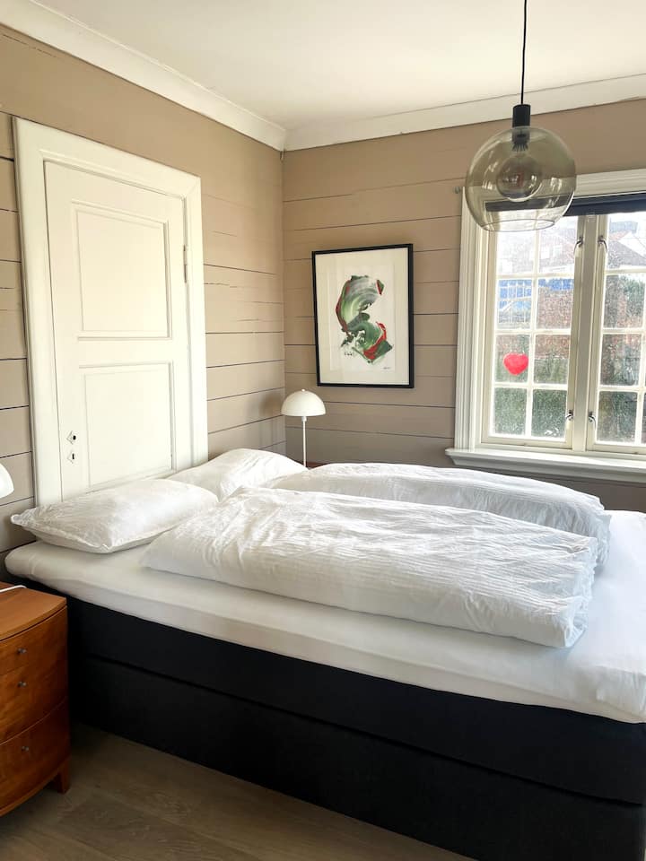 Нов удобен брачен кревет (широк 150-179 см) и прекрасна памучна постелнина. Прозорците може да се затемнат, а во утринското кафе може да се ужива со беспрекорен поглед.