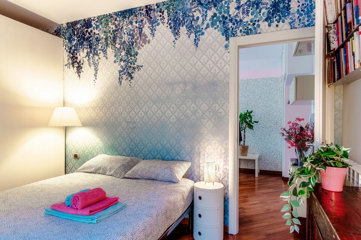 Hermoso dormitorio, con colchón doble, gran armario y aire acondicionado. Las sábanas y toallas limpias completan el servicio. Te sentirás mimado como en casa en un espacio limpio y bien cuidado 