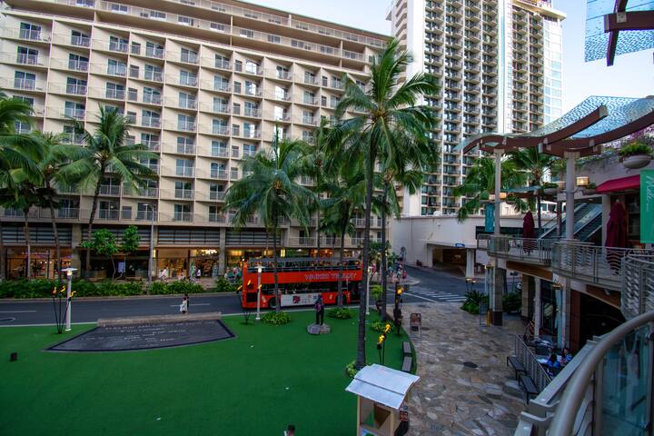 2BR: 5 mins to Waikiki Beach, Pool, Hot Tub, Sauna gallery image 5