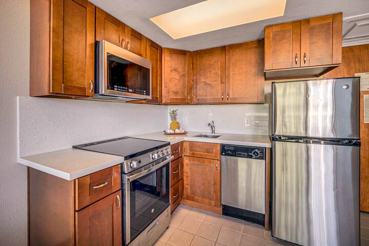 2BR: 5 mins to Waikiki Beach, Pool, Hot Tub, Sauna gallery image 4