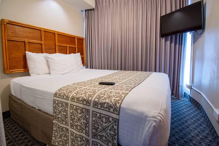 2BR: 5 mins to Waikiki Beach, Pool, Hot Tub, Sauna gallery image 3