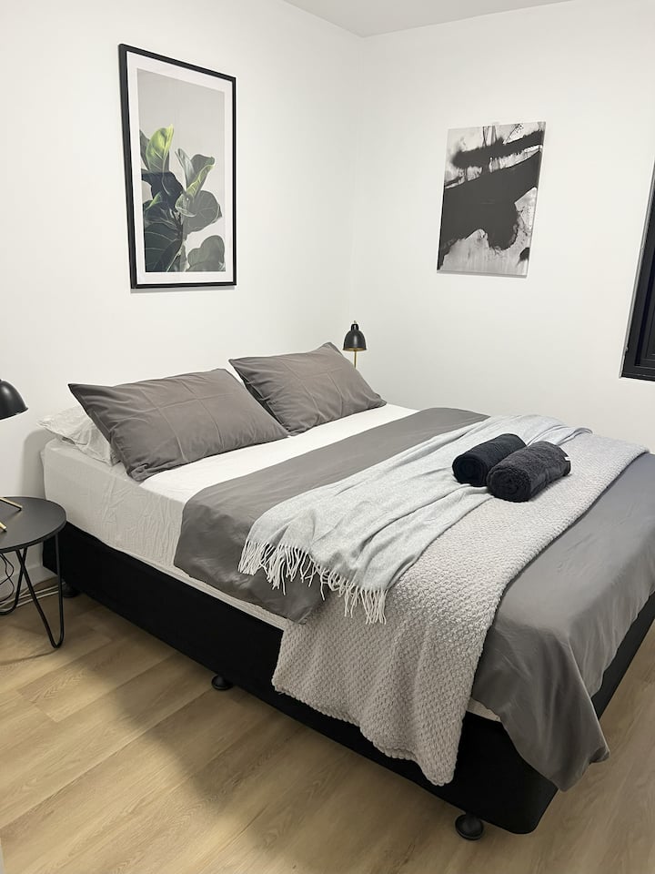 Druga spavaća soba s bračnim krevetom i ormarom