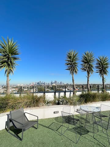 Pool, Gym, Hot Tub Spa – Modern Apt w/ fab Rooftop