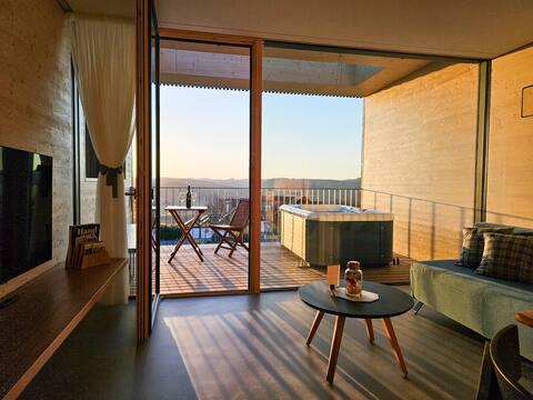 Lodge with hot tub (dogs allowed)