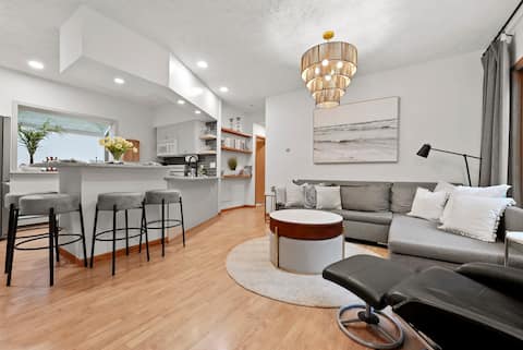 Trails, Wine & Beaches! Pet-Friendly Guesthouse