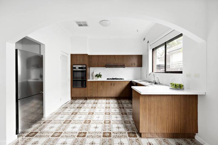 LARGE family home gallery image 5