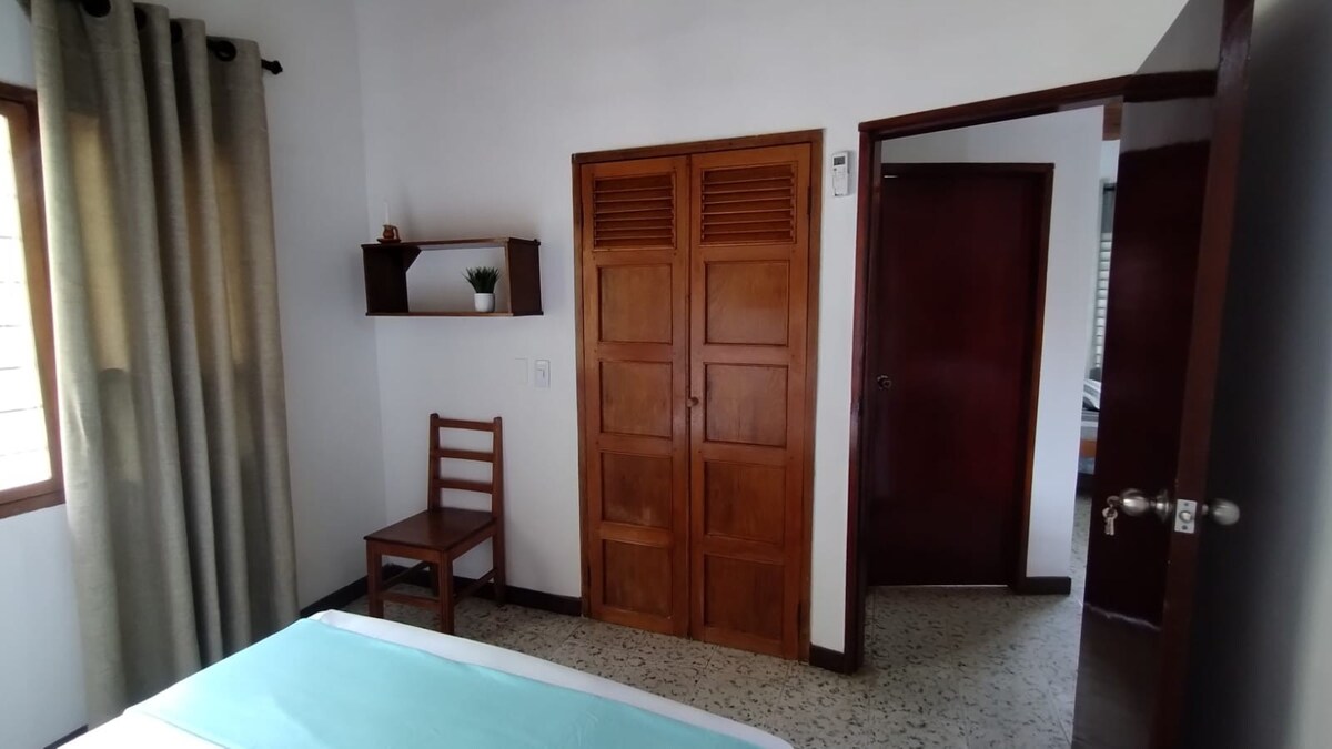 带全套床铺的房间。衣柜。