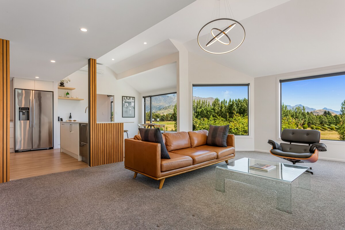 Top performing Airbnb: Privacy with panoramic views, right in Arrowtown in Lake Hayes Basin