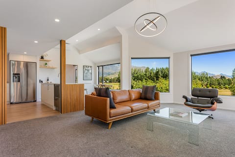 Top performing Airbnb: Luxury Arrowtown Ski Retreat - Spa, Sauna & Views in Lake Hayes Basin