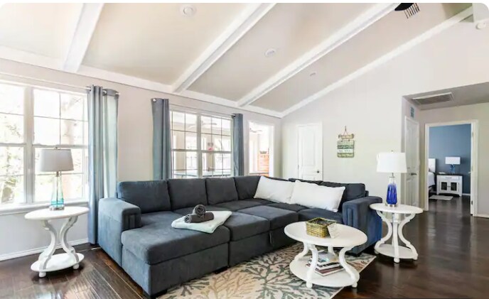 Esta es una foto de la sala con el centro del sofá sacado para convertirlo en una cama.