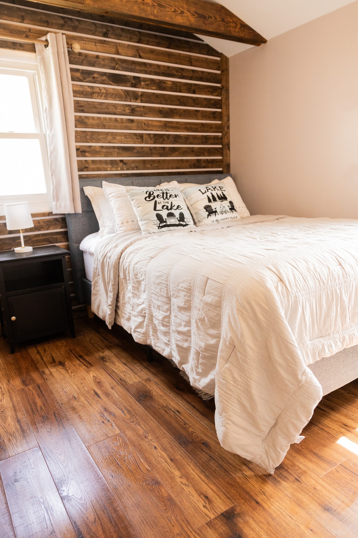 Dhoma e dytë e gjumit "queen", me një komodinë, qëndrim nate dhe një dollap të vogël. Ka shumë dritë, privatësi dhe ngrohësin e vet A/C +. 

# Lake # Beach #Pishina të mrekullueshme # Pamje të mrekullueshme # Në fshat # Jashtë rrjetit # Dizajn