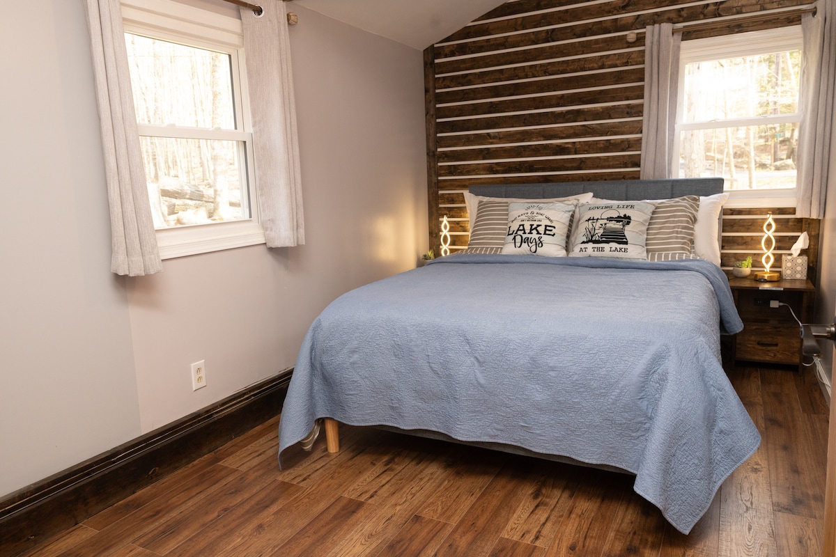 Dhomë gjumi kryesore, me tavane të harkuara, dy stenda nate me drita dhe ngrohës A/C +
Dyshek dhe krevat i ri dopio "queen". 

# Lake # Beach #Pishina të mrekullueshme # Lakehouse # Pamje të mrekullueshme # Countryside # Off-the-grid # Design 