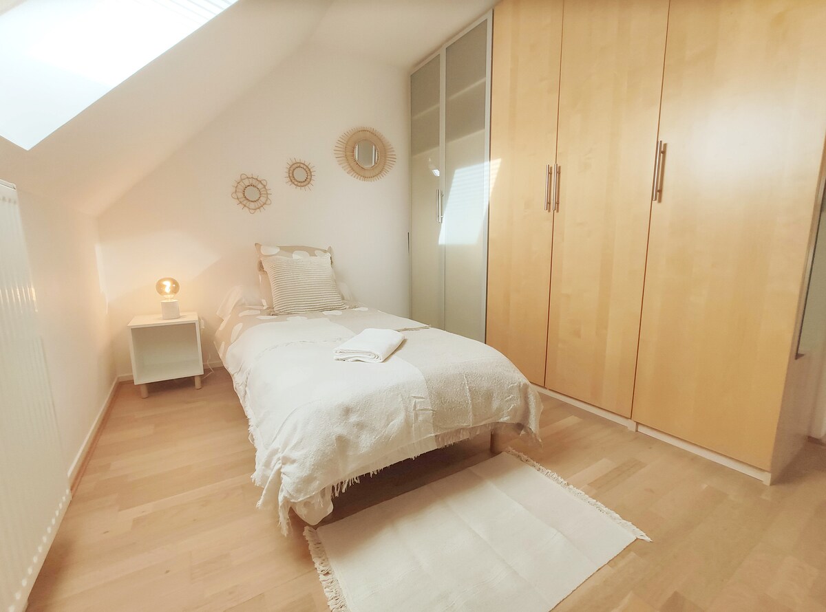 1楼5号卧室，单人床90