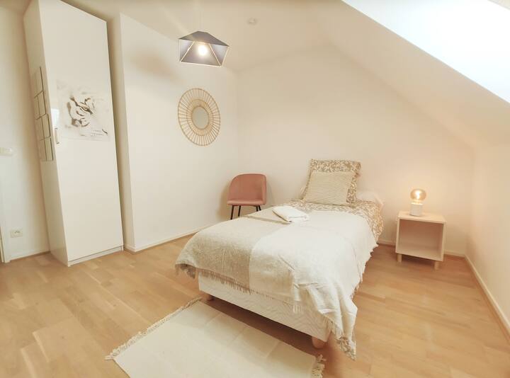 Спалня 4 на етаж 1 с единично легло 90