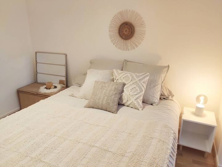 Основен суит 1 на етаж 1 със самостоятелна душ кабина. Легло 160