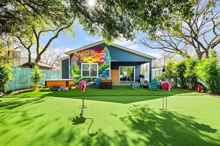 Cowboy Pool, Hot Tub & Sauna Retreat