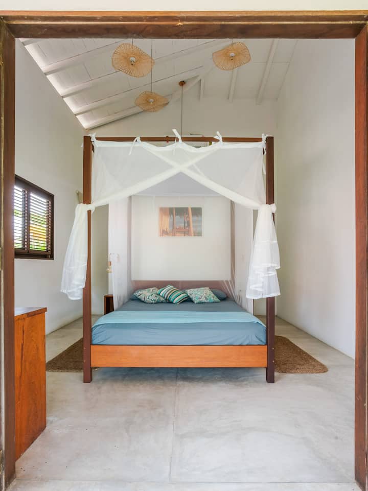 Chumba kilicho na Kitanda cha Queen Size
Kiyoyozi, Bomba la mvua moto, usafishaji wa kila siku
Acceso kwenye roshani yenye kitanda cha bembea na mwonekano wa ua wa nyuma.
Persianas Mexicanas kwa ajili ya uingizaji hewa wa asili.
Meza ya kufanyia kazi, Wi-Fi, jeneza