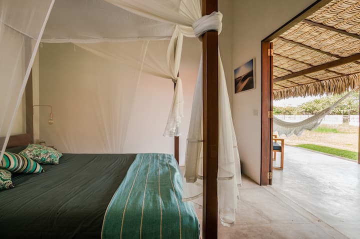 Chumba kilicho na Kitanda cha Queen Size
Kiyoyozi, Bomba la mvua moto, usafishaji wa kila siku
Acceso kwenye roshani yenye kitanda cha bembea na mwonekano wa ua wa nyuma.
Persianas Mexicanas kwa ajili ya uingizaji hewa wa asili.
Meza ya kufanyia kazi, Wi-Fi, jeneza