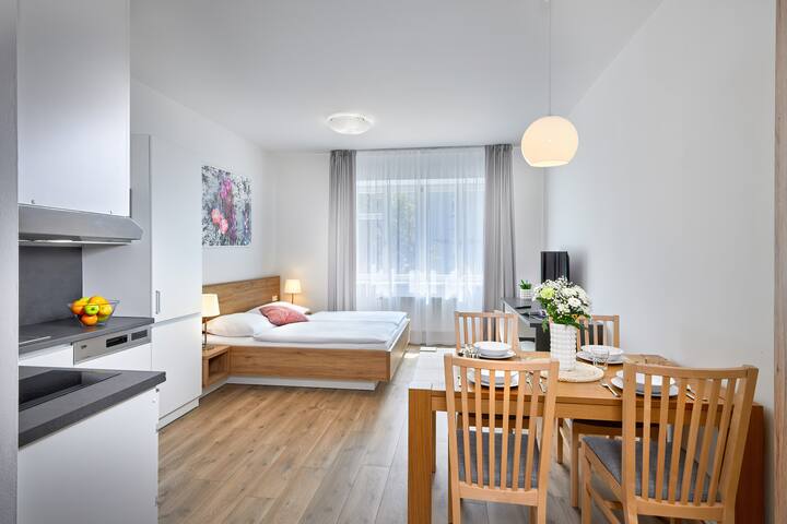 Comfortable 2 Bedroom Apartment-perfect location!