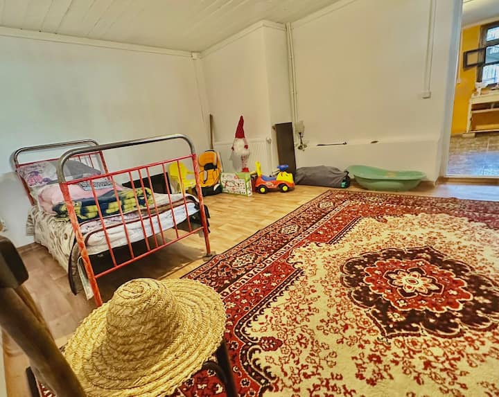 Chumba cha kulala cha tatu kiko chini, lakini kinaweza kutumika kama chumba cha kulala au ofisi au kwa madhumuni mengine yoyote unayopenda. 