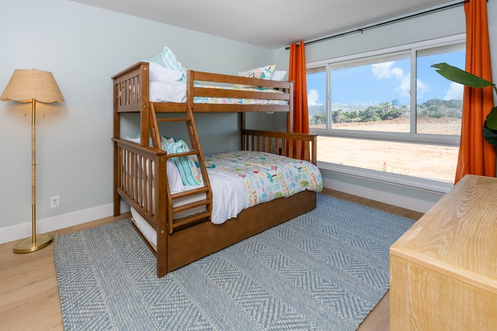 Mooi uitzicht en stapelbed met uitschuifbaar eenpersoonsbed