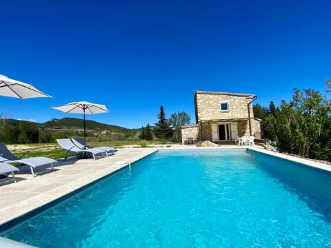 Stone farmhouse, 200 m2, swimming pool, privileged environment
