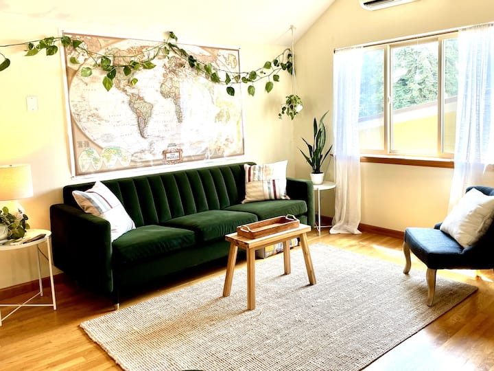 Two Bedroom Cozy Home + Hot Tub - University Village - Seattle