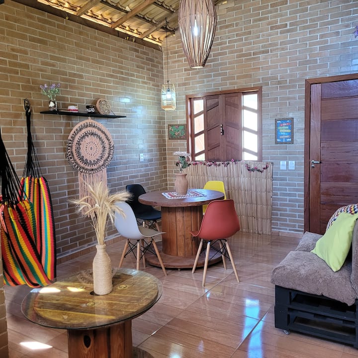 интегрирана всекидневна. Разполага с хамак , маса за хранене с 04 стола, палетен диван с удобни фотьойли и опорна маса