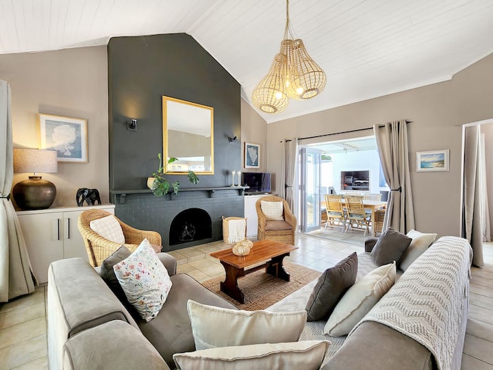 Three Bedroom Family Home With Pool Near Beach - Somerset West