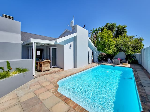 Three bedroom family home with pool near beach