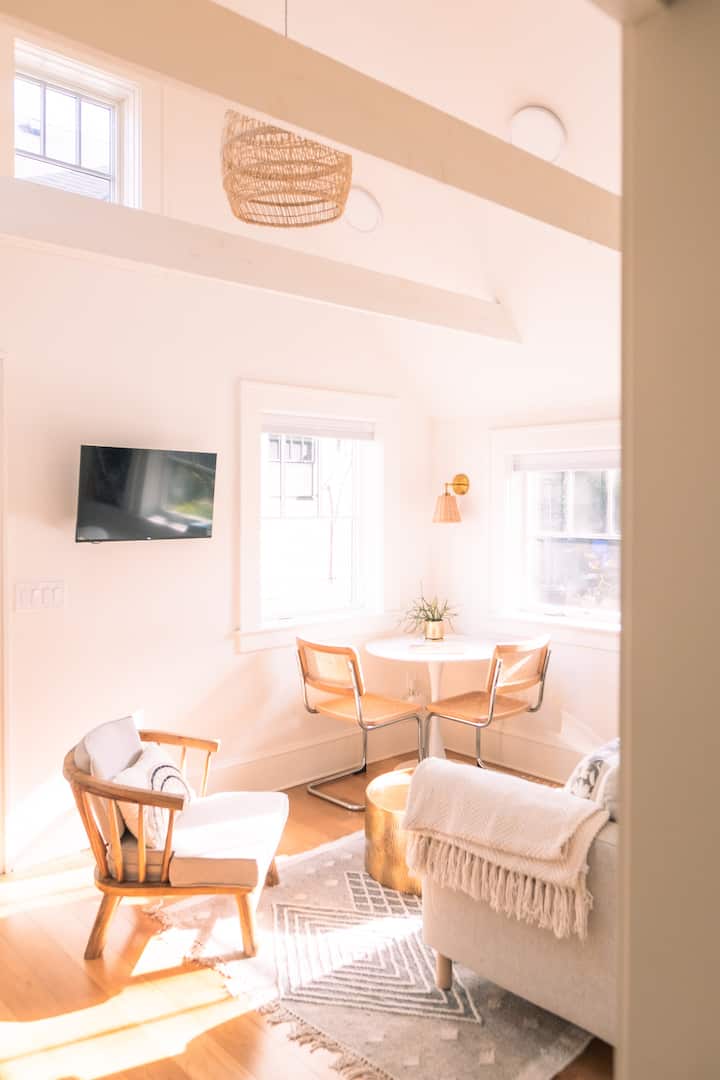 Eastmoreland Guesthouse | Quiet, Cozy & Inviting - Lake Oswego, OR
