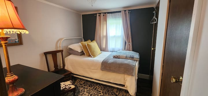 Elke slaapkamer heeft een smart tv.  De eenpersoonskamer heeft ook een klein bureau, geschikt voor laptopgebruik. Deze slaapkamer heeft ook een aangrenzend half bad. 