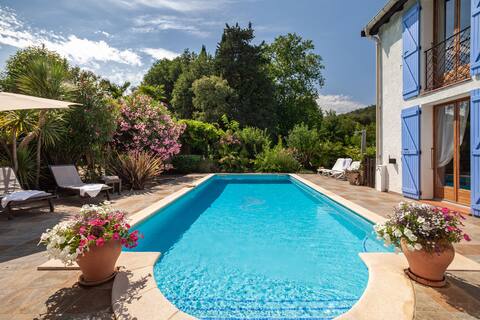Fabulous 5 Bedroom Home with Large Gardens & Pool