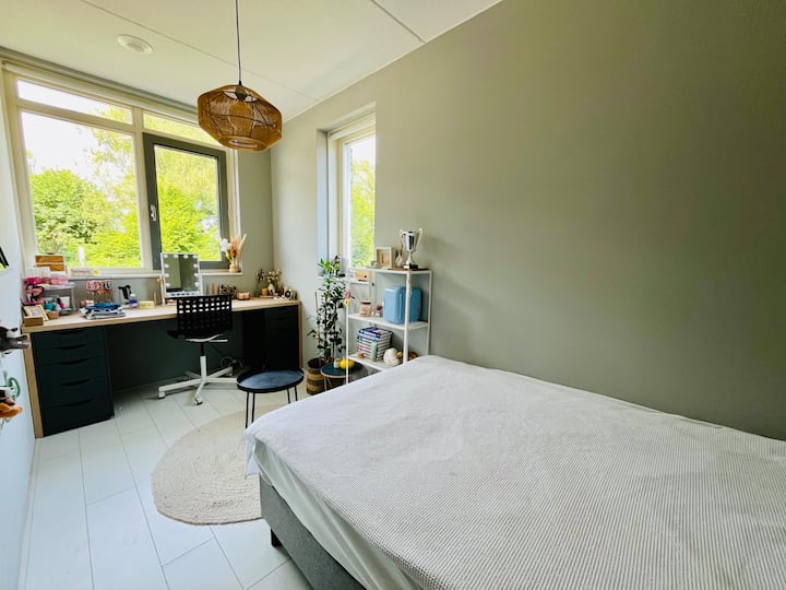 El dormitorio dos tiene una cama doble (120 x 200 centímetros o 47 x 79 pulgadas), un escritorio para trabajar, espejo, un armario grande, espejo y wifi.