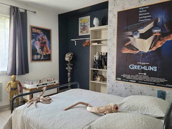 Family son's room, pop decor - 1 double bed (140) and presence of an extra bed for 1 person (heater)