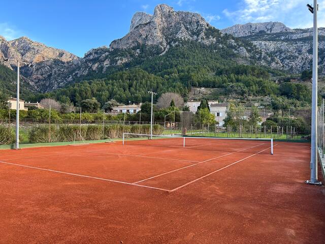 Finca with large pool and fully lit tennis court gallery image 3