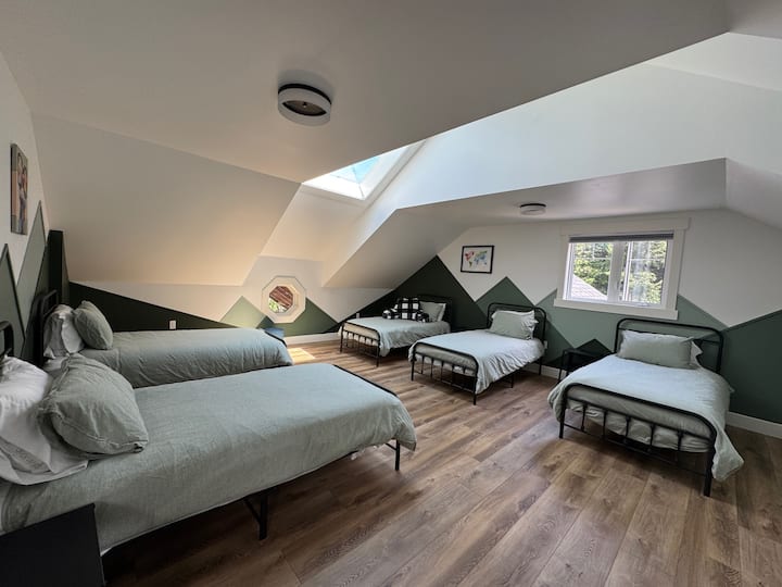 La enorme habitación con literas tiene capacidad para cinco personas cómodamente, por lo que es ideal para grupos o aventuras infantiles. Disfruta de unas vistas únicas al agua a través de la divertida ventana del portal y de la abundante luz natural que entra por la enorme claraboya.