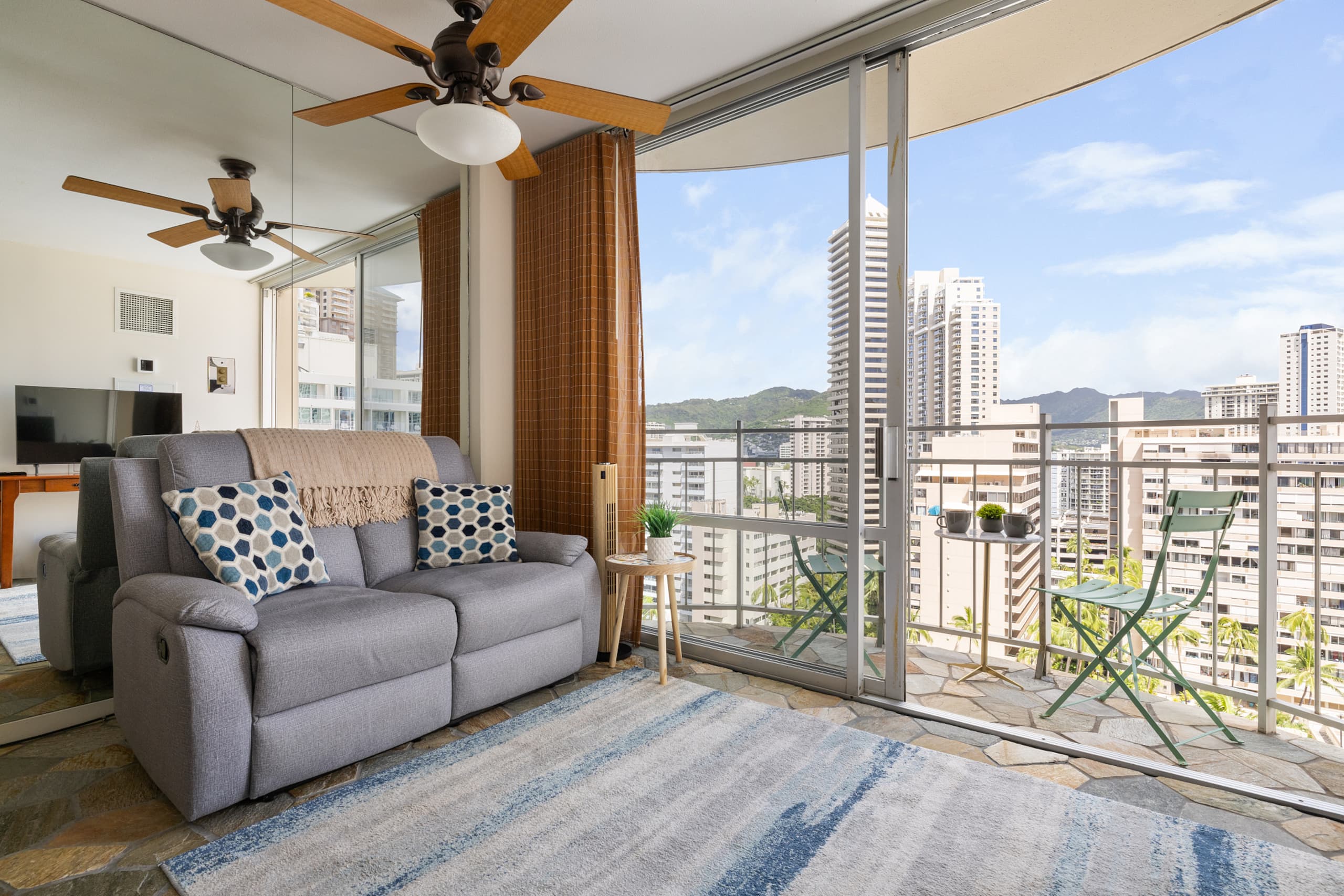 Condo in Honolulu · ★4.96 · Studio · 1 bed · 1 shared bath - Image 4