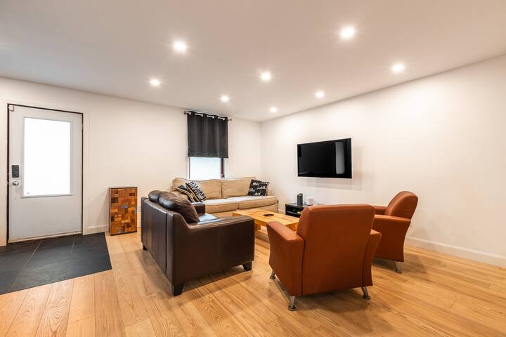 3 Floor Cottage with large sunny backyard gallery image 3